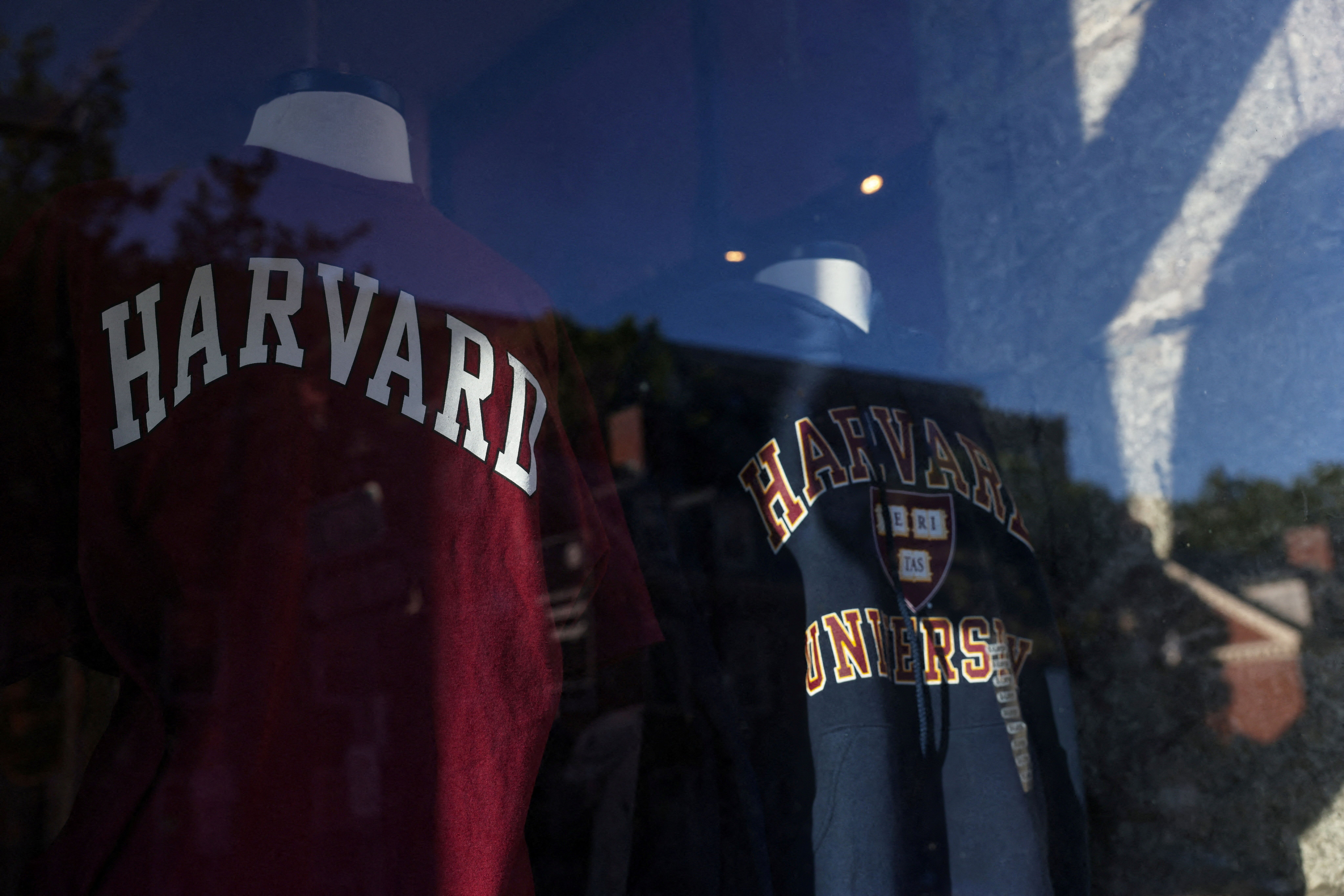Vitrine com produtos da Universidade de Harvard em loja do campus em Cambridge, Massachusetts