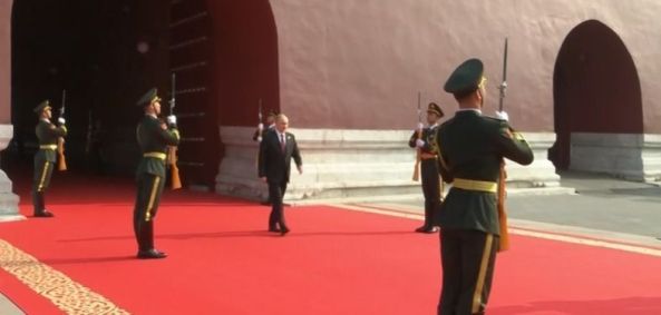 Vladimir Putin chega para desfile na China