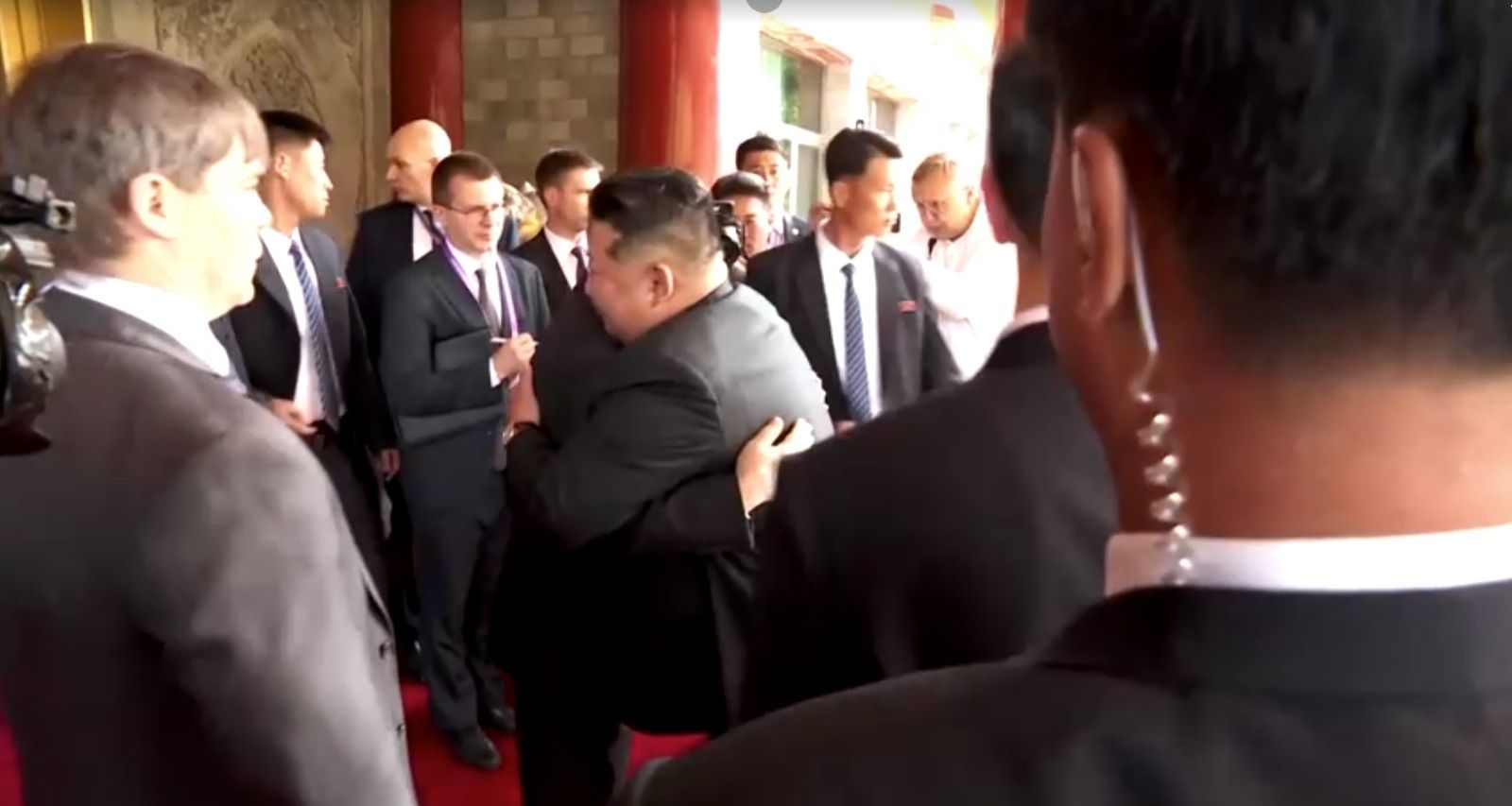 Putin e Kim Jong-un se abraçam ao se despedir após reunião na China