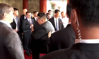 Putin e Kim Jong-un se abraçam ao se despedir após reunião na China