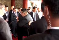 Putin e Kim Jong-un se abraçam ao se despedir após reunião na China