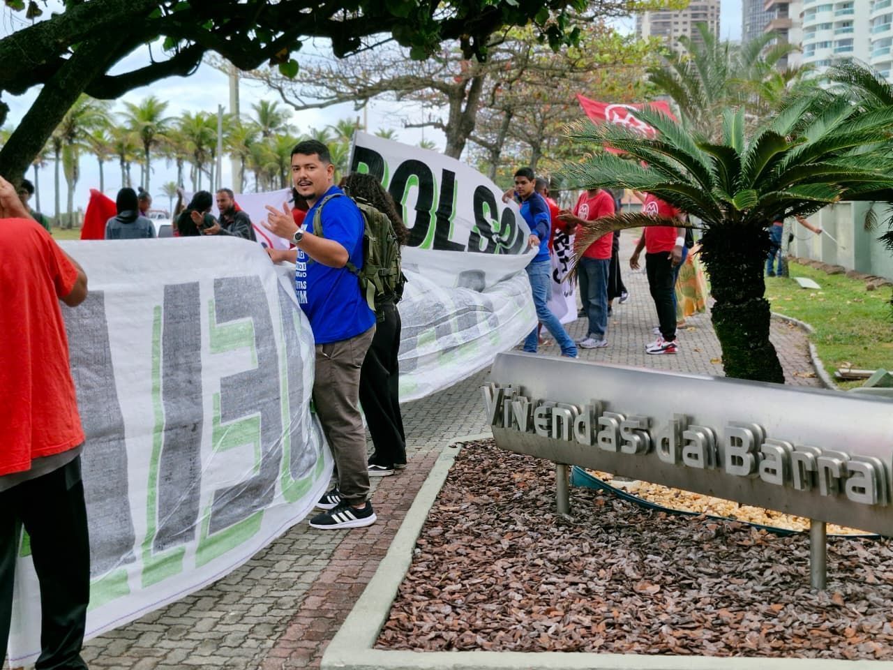 Movimentos sociais protestam em frente ao condomínio de Jair Bolsonaro no Rio de Janeiro