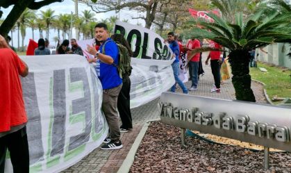 Movimentos sociais protestam em frente ao condomínio de Jair Bolsonaro no Rio de Janeiro