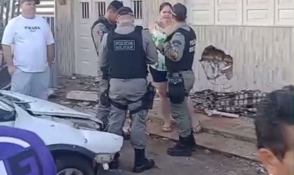 Carro desgovernado invade casa e mata mulher
