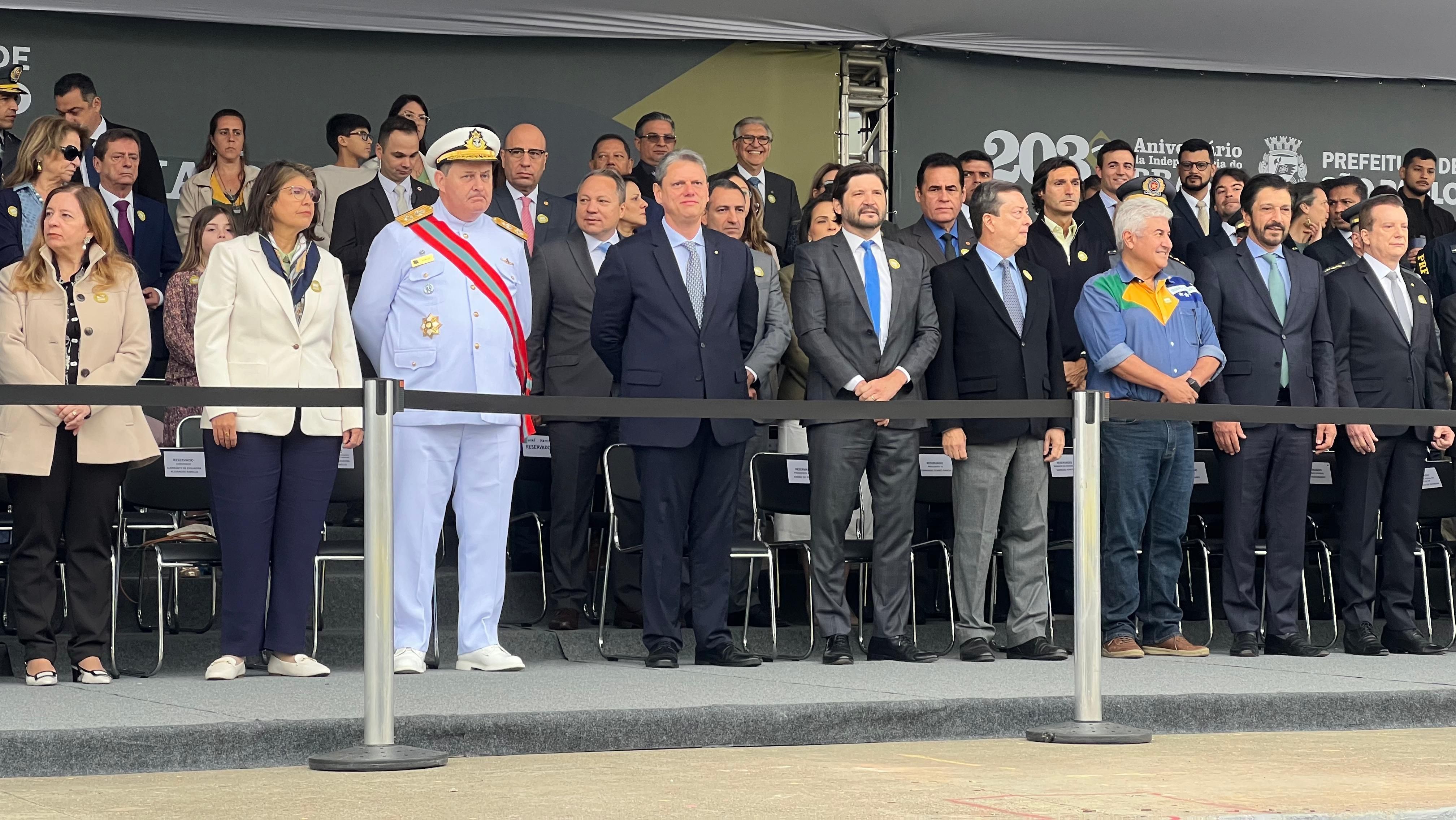 Tarcísio de Freitas e Ricardo Nunes no desfile cívico-militar de 7 de Setembro