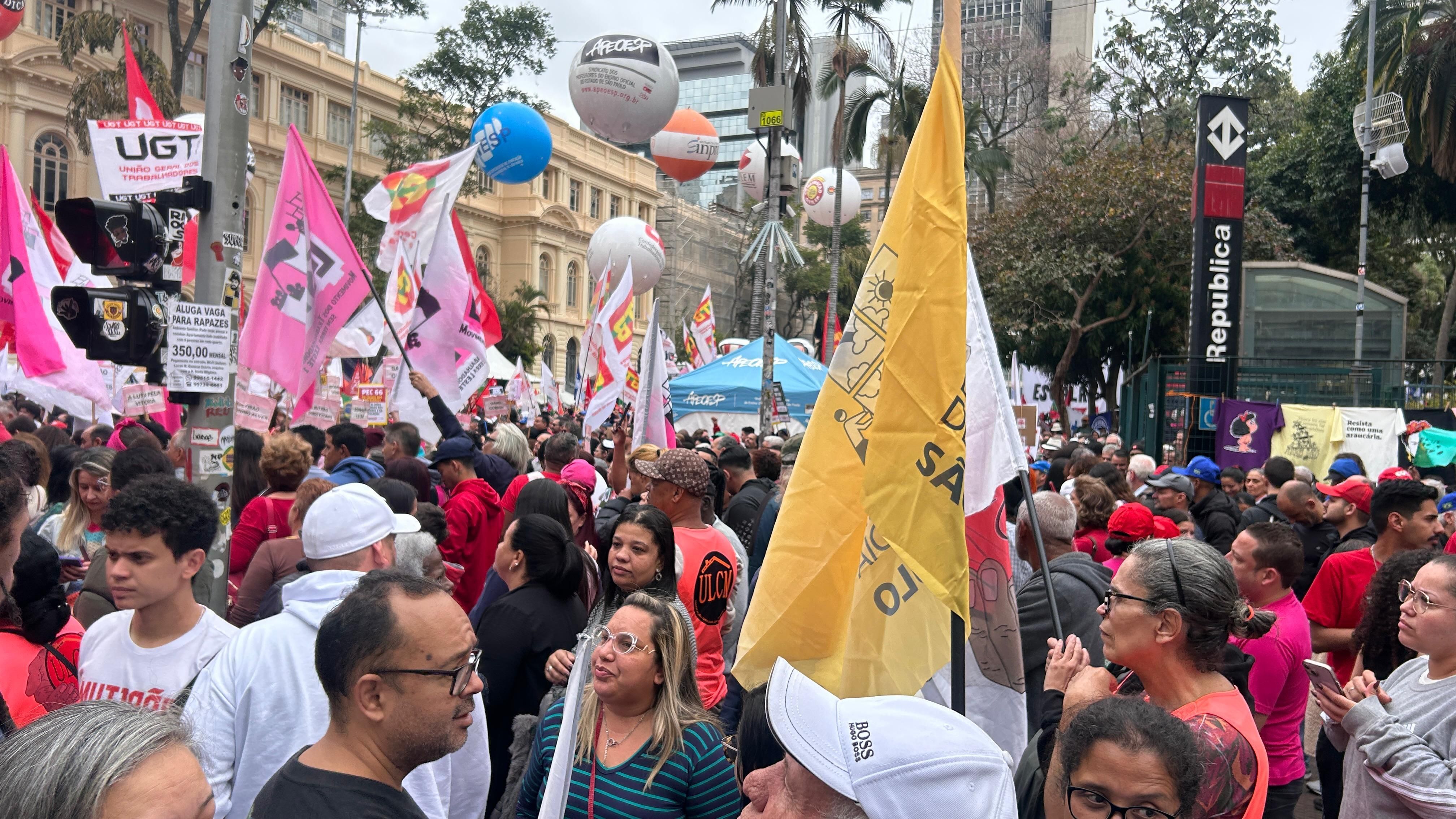 Manifestantes de esquerda se reúnem no centro de São Paulo
