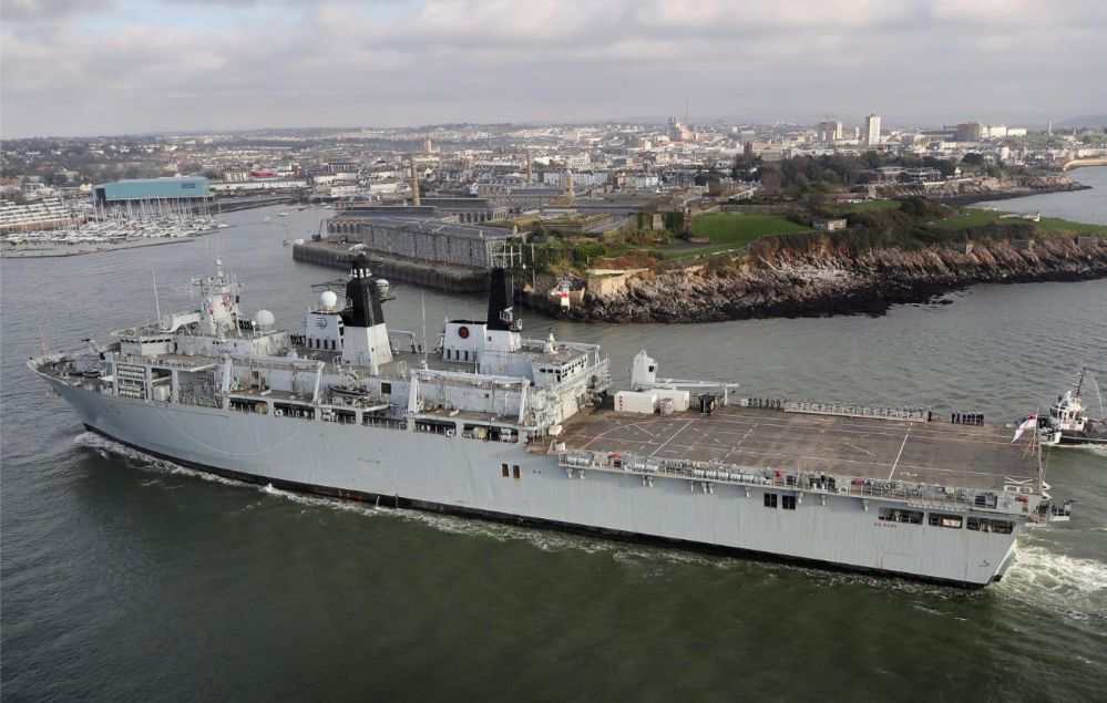 HMS Bulwark, navio de 170 metros de comprimento que pode ser empregado em diferentes tipos de operações