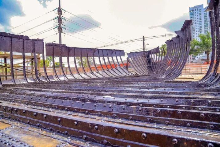 Embarcação metálica encontrada durante as escavações do Parque Linear da Nova Doca, uma das obras da COP30, em Belém • Divulgação Leonardo Macêdo / Ascom Seop