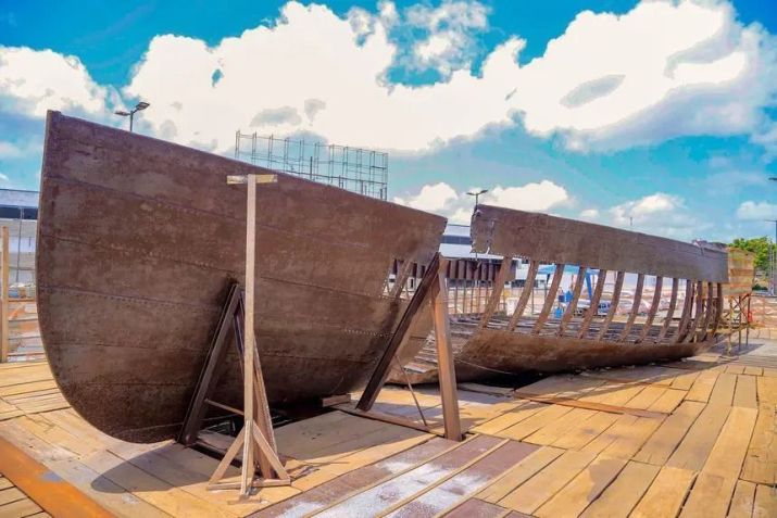 Embarcação metálica encontrada durante as escavações do Parque Linear da Nova Doca, uma das obras da COP30, em Belém • Divulgação Leonardo Macêdo / Ascom Seop