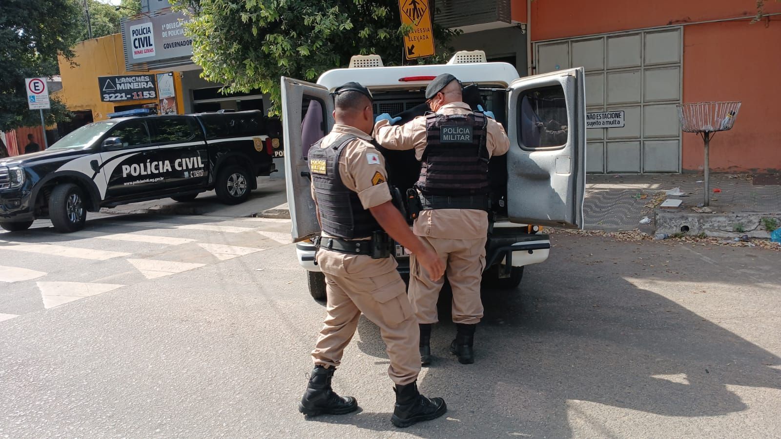Imagem de destaque do post: Homem é preso após procurar a polícia parar fazer boletim de ocorrência