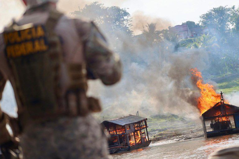 PF explode dragas usadas por garimpos ilegais em rio no Amazonas