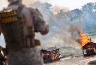 PF explode dragas usadas por garimpos ilegais em rio no Amazonas