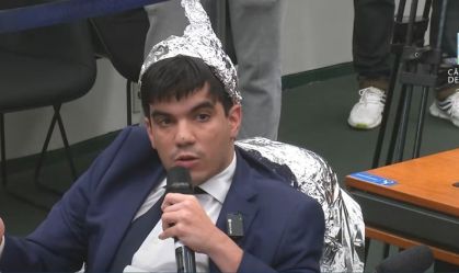 Audiência sobre Ovnis em Brasília tem homem "embrulhado em alumínio"