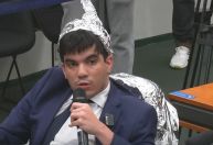 Audiência sobre Ovnis em Brasília tem homem "embrulhado em alumínio"