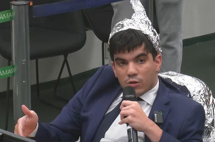 Protesto ocorreu durante audiência pública sobre ufologia