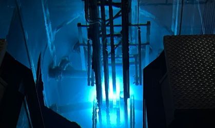 Essa é a luz azul 'mais bonita do mundo'; iluminação é radioativa