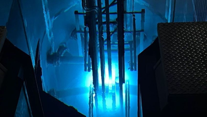 A claridade produzida pela fissão nuclear do reator foi apelidada de a luz azul 'mais bonita do mundo' • Thiago Félix