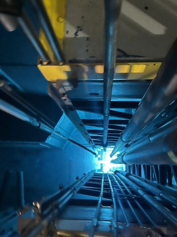 Reator está em funcionamento 24h por dia, dentro de uma piscina de 9 metros de profundidade • Thiago Félix