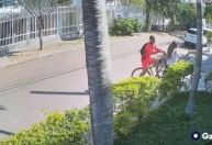 Vídeo: Mulher é agredida durante assalto em plena luz do dia no Rio