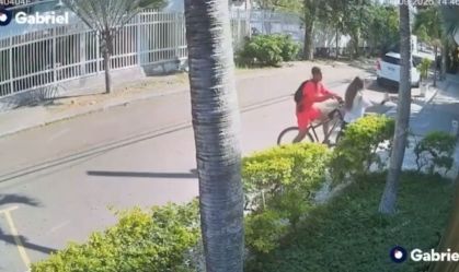 Vídeo: Mulher é agredida durante assalto em plena luz do dia no Rio