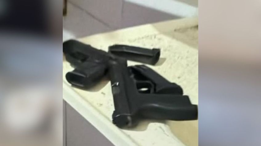 Duas armas de fogo e uma quantidade de drogas foram apreendidas pela polícia • Reprodução