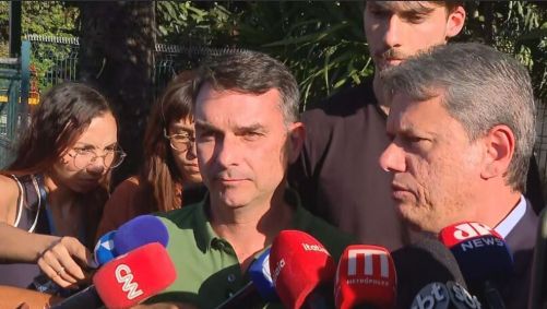 Flávio Bolsonaro e Tarcísio de Freitas na saída do comdomínio onde vive Jair Bolsonaro, em Brasília, 29 de setembro de 2025