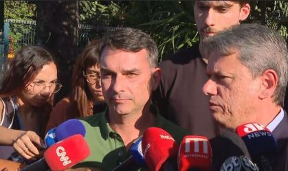 Flávio Bolsonaro e Tarcísio de Freitas na saída do comdomínio onde vive Jair Bolsonaro, em Brasília, 29 de setembro de 2025