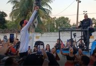 Com máscara do Homem-Aranha, Oruam deixa a penitenciária de Bangu
