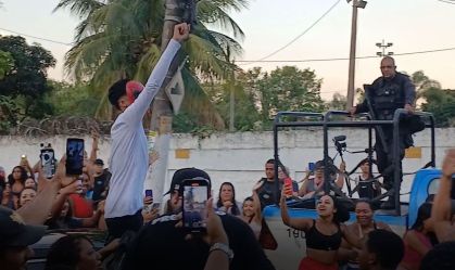 Com máscara do Homem-Aranha, rapper Oruam deixa a penitenciária de Bangu