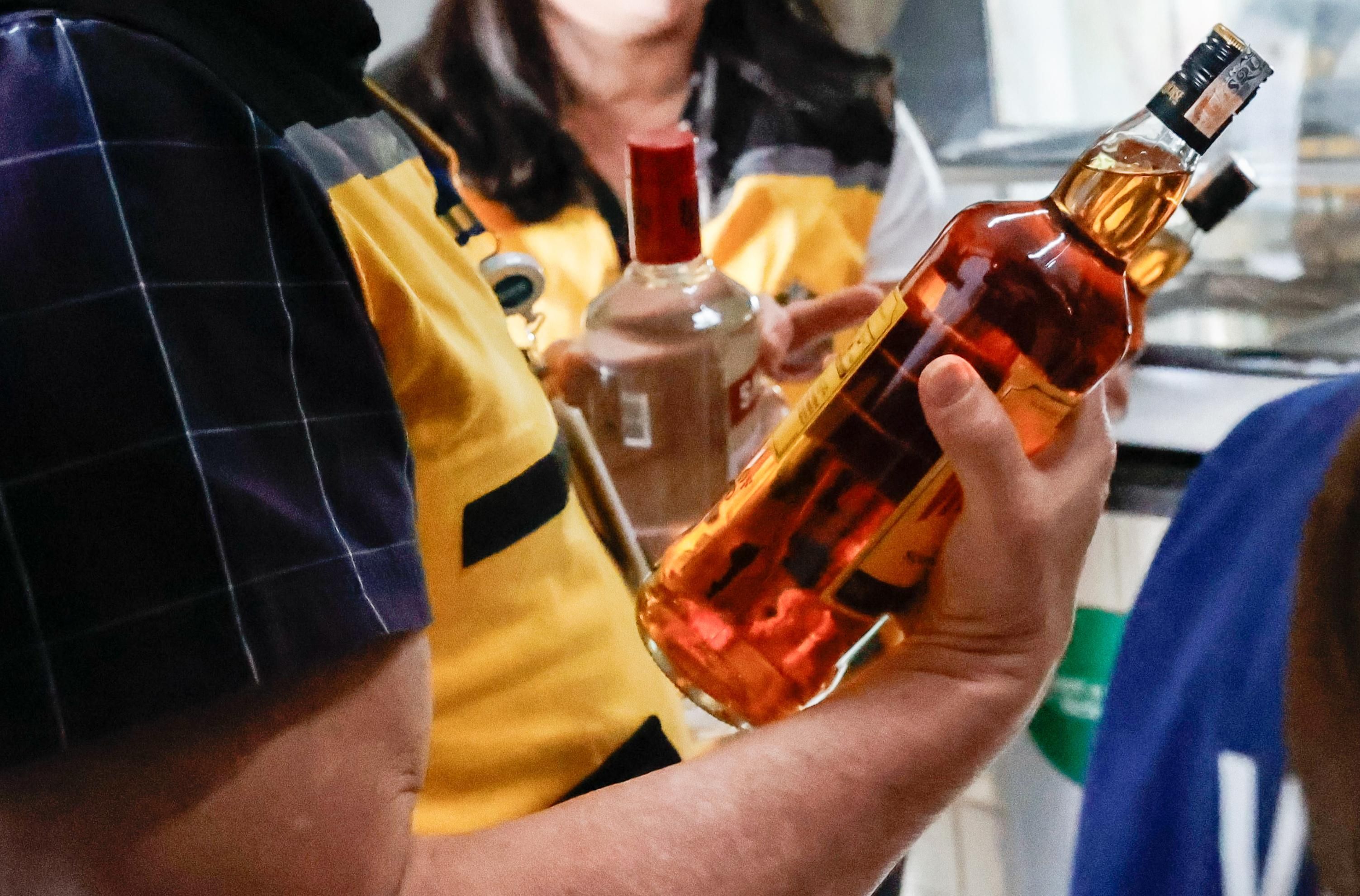 Fiscalização de bebidas adulteradas; imagem mostra garrafas sendo fiscalizadas