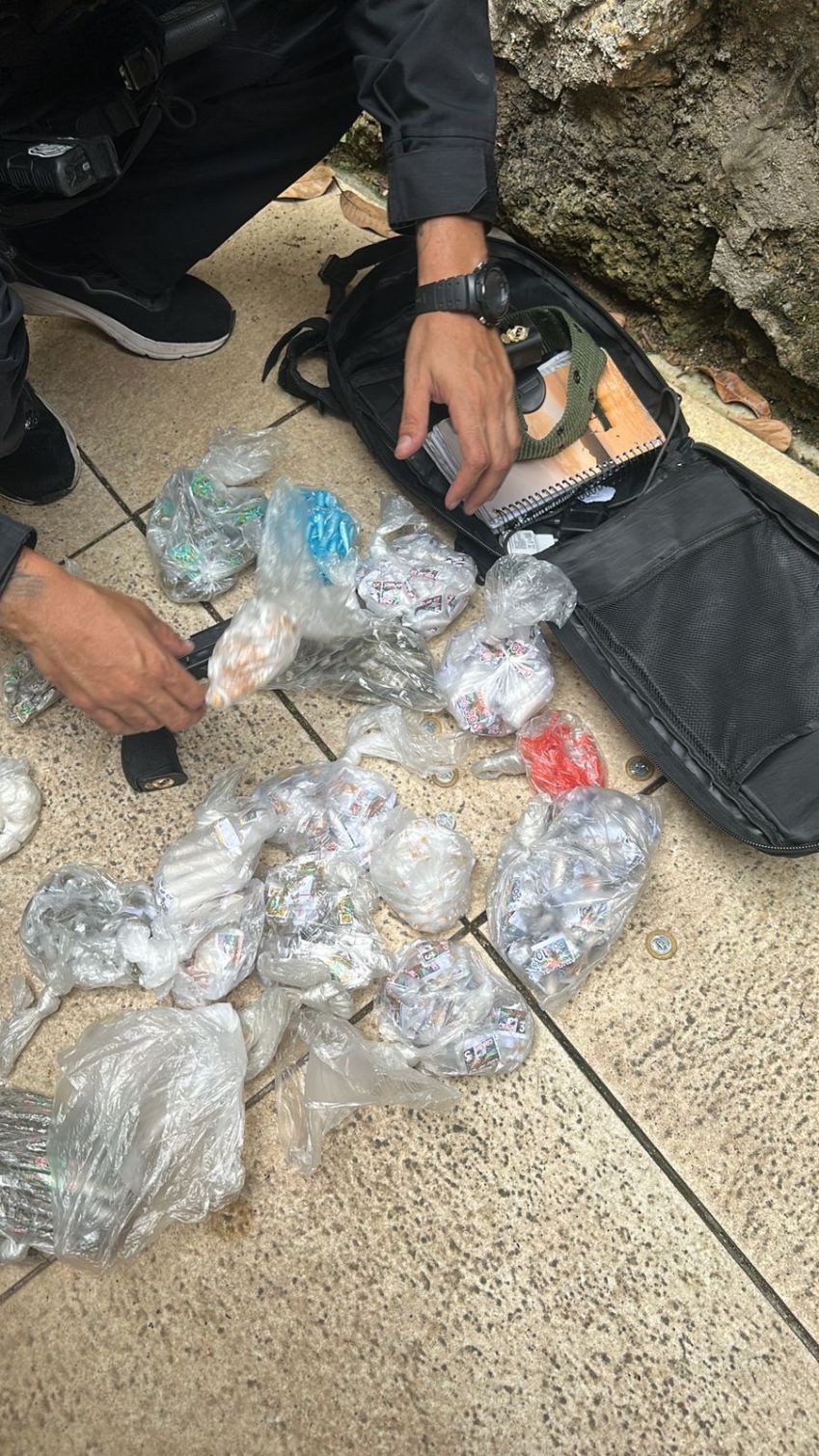 Drogas apreendidas durante a operação conjunta na Gardênia Azul (RJ). • Reprodução