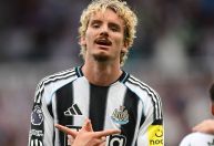 Estreante decide, Newcastle supera Wolverhampton e vence a primeira