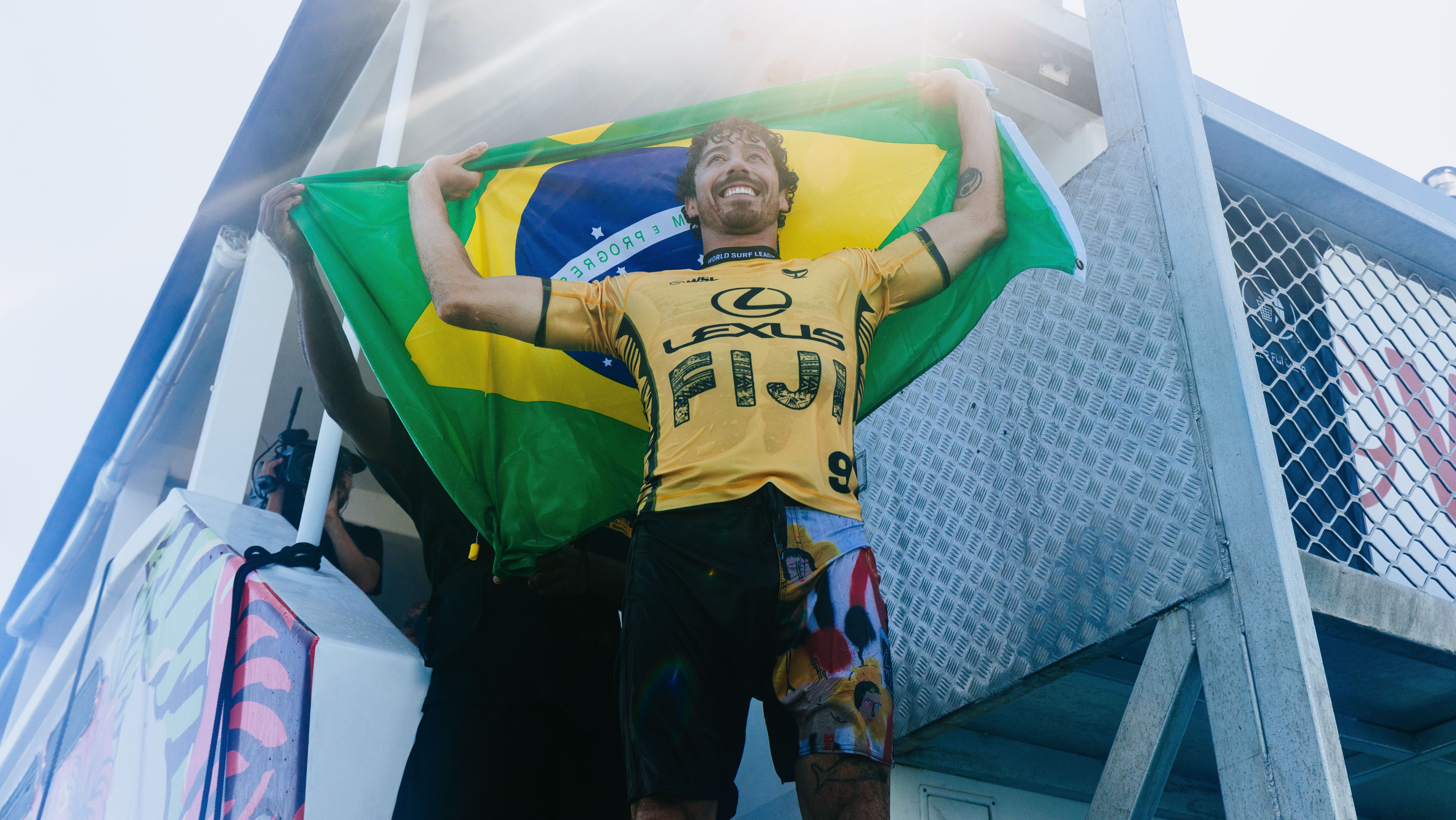 Yago Dora comemorando o título da Liga Mundial de Surfe