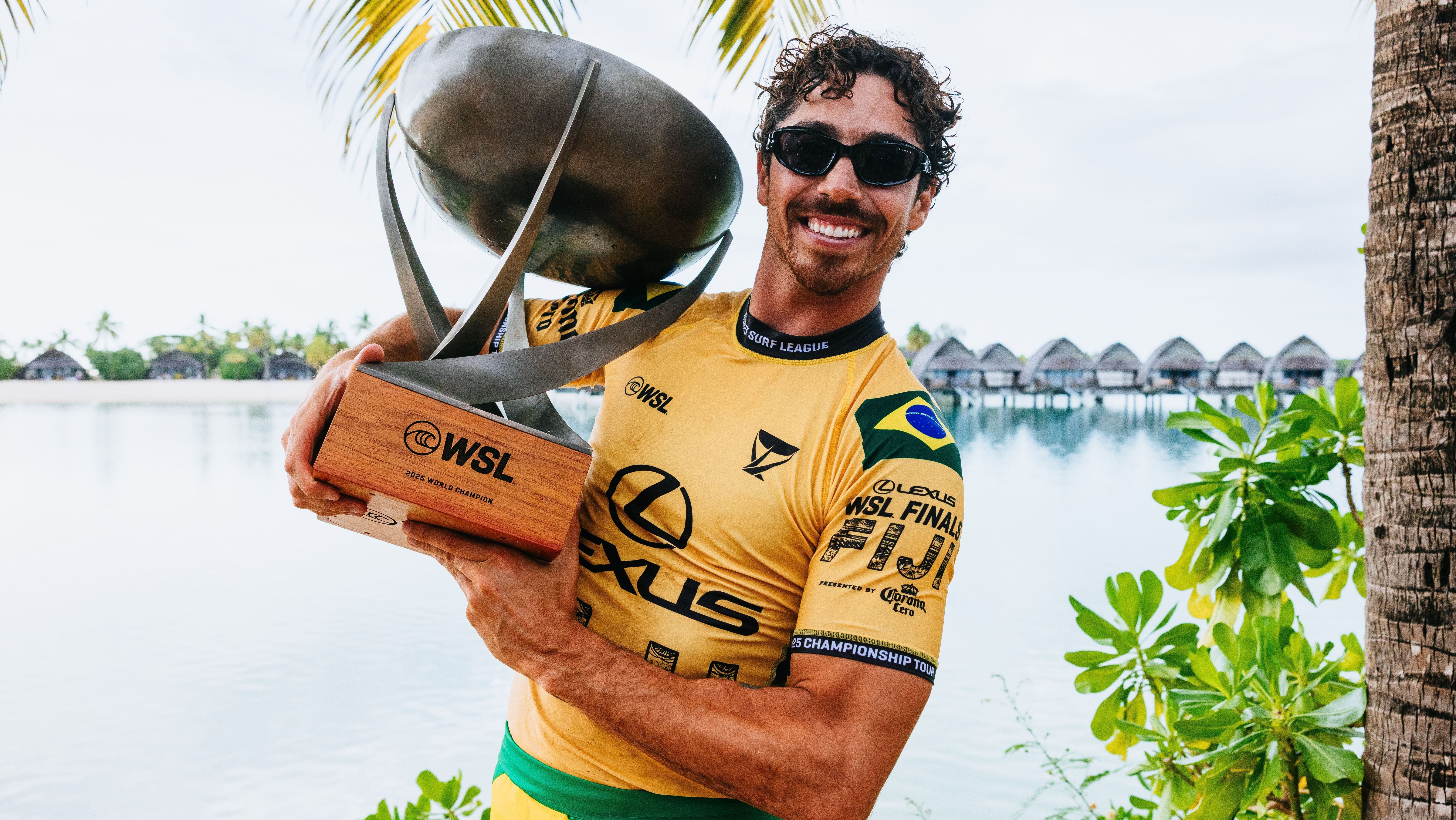 Yago Dora com o troféu da Liga Mundial de Surfe