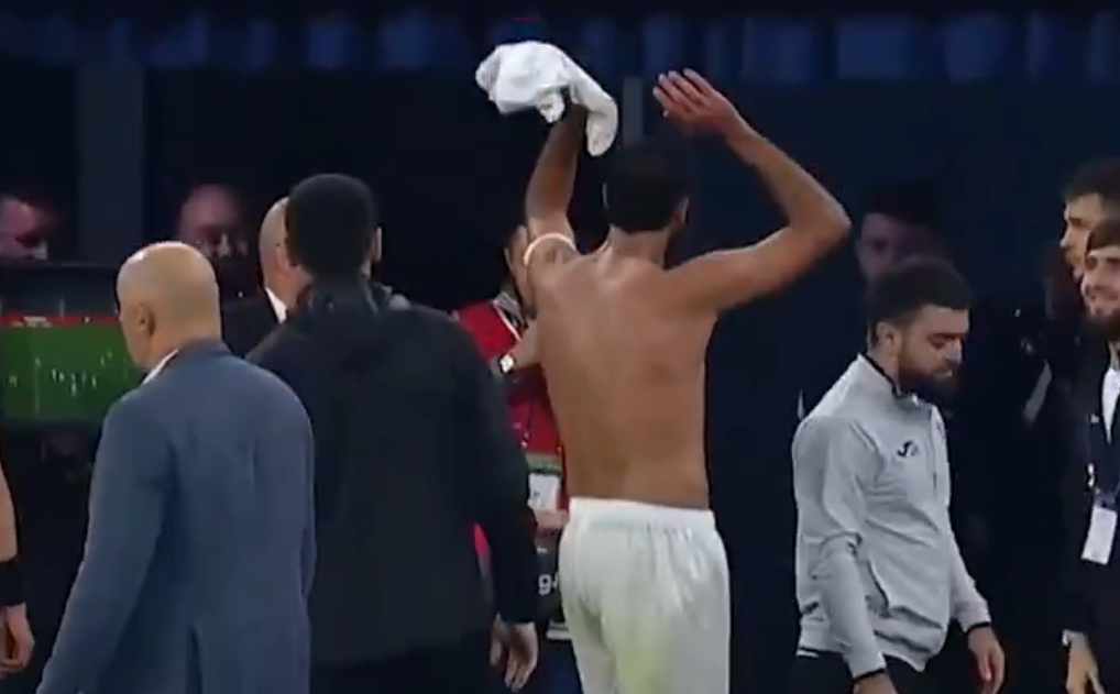 Zagueiro foi expulso, mas com a revisão do VAR, voltou ao jogo