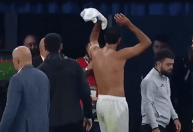 Jogador é expulso, dá camisa para torcedor e cobra de volta após VAR; veja