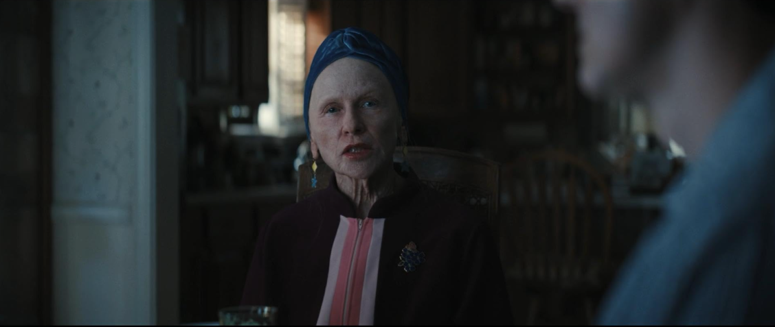 Amy Madigan como Tia Gladys em "A Hora do Mal" • Divulgação