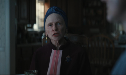 Amy Madigan como Tia Gladys em "A Hora do Mal"