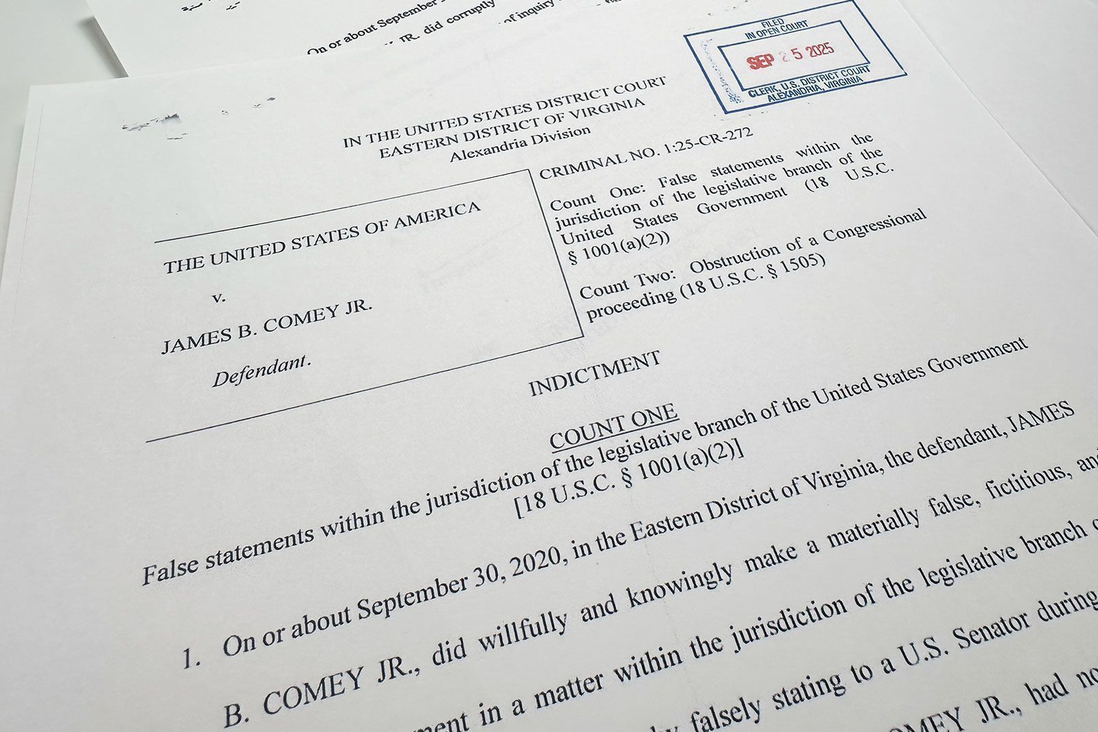 A acusação do ex-diretor do FBI James Comey fotografada na quinta-feira, 25 de setembro de 2025, em Washington • Jon Elswick/AP via CNN Newsource