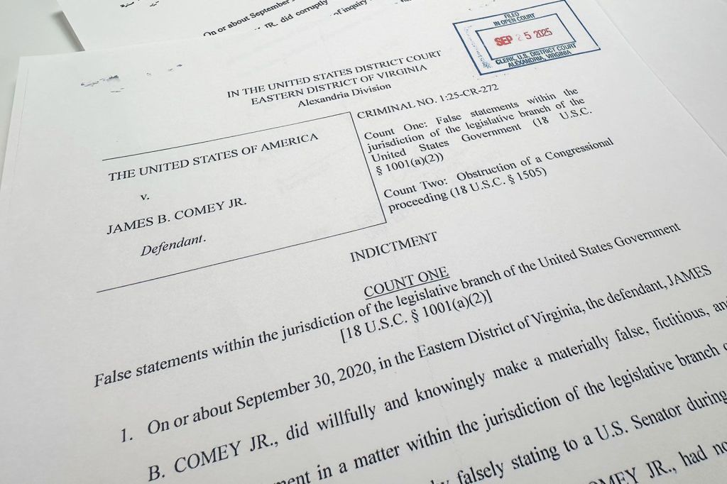 A acusação do ex-diretor do FBI James Comey é fotografada na quinta-feira, 25 de setembro de 2025, em Washington