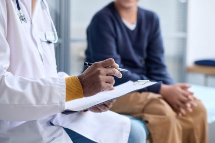 Sem aparecer os rostos, médico conversa com um paciente