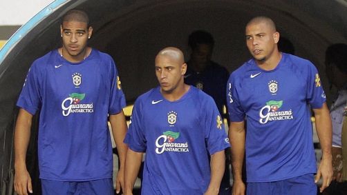 Adriano ao lado de Roberto Carlos e Ronaldo na Seleção Brasileira
