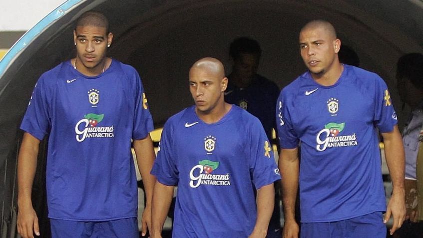Adriano ao lado de Roberto Carlos e Ronaldo na Seleção Brasileira • Reprodução/Instagram - fifaworldcup