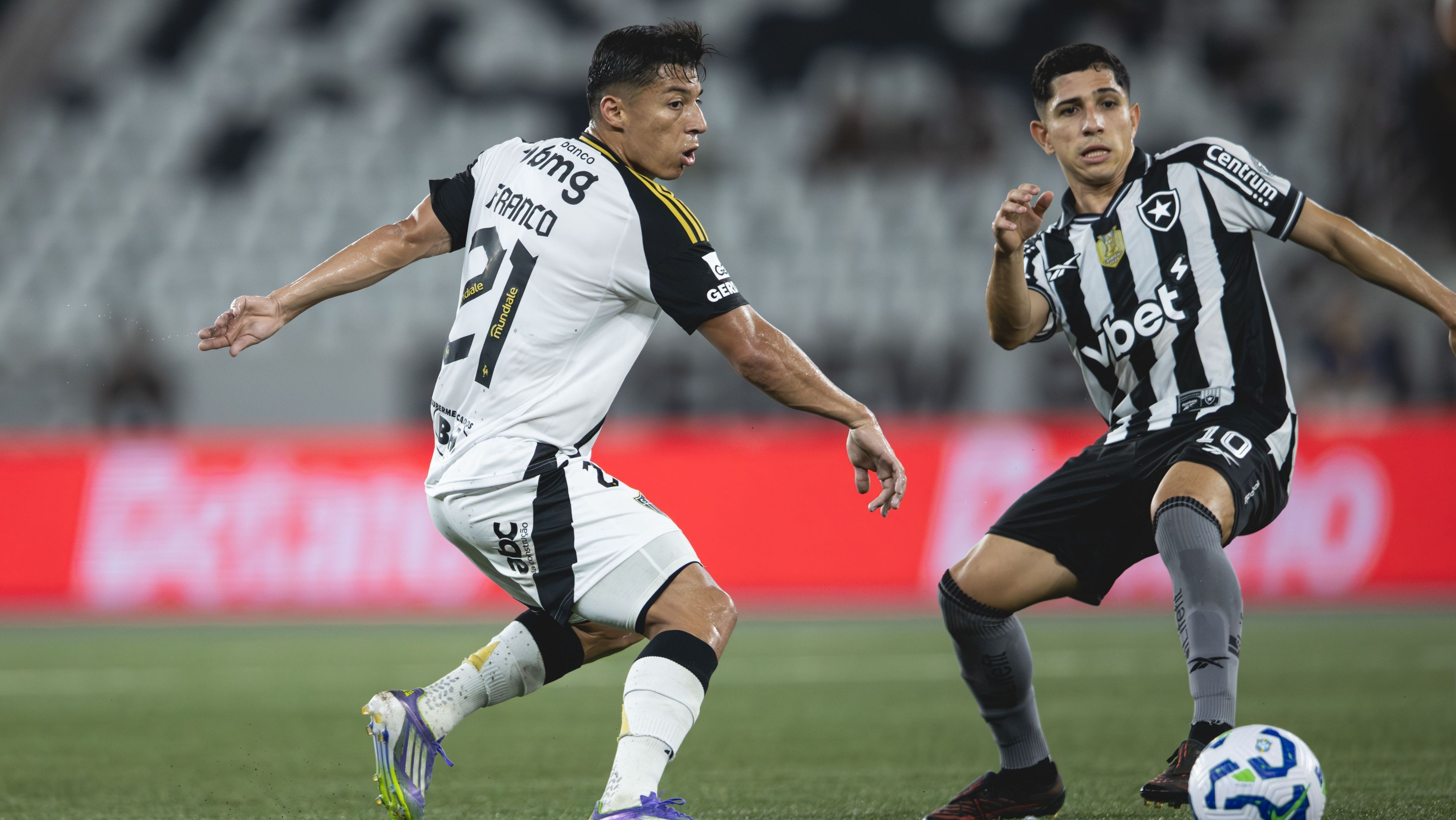 Alan Franco em disputa de bola com Savarino durante Botafogo x Atlético-MG pelo Brasileirão