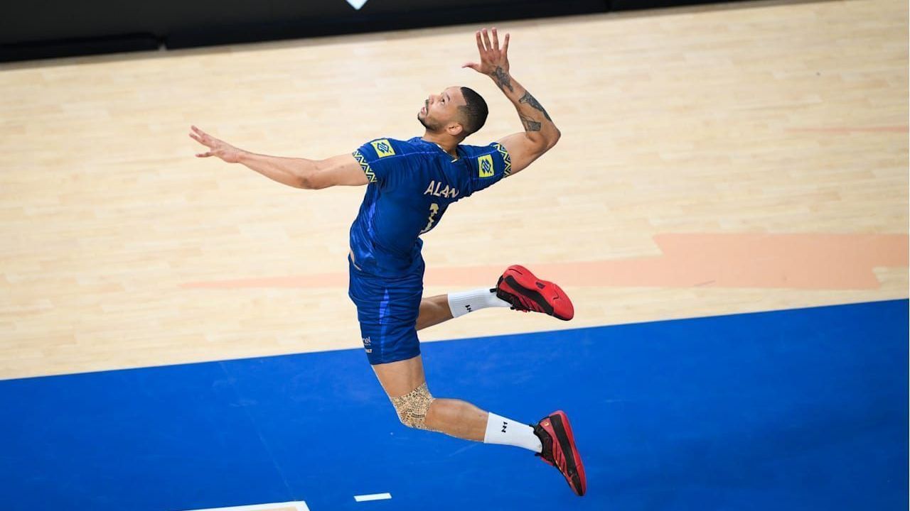 Oposto Alan, jogador do Brasil, em ação no Mundial de Vôlei