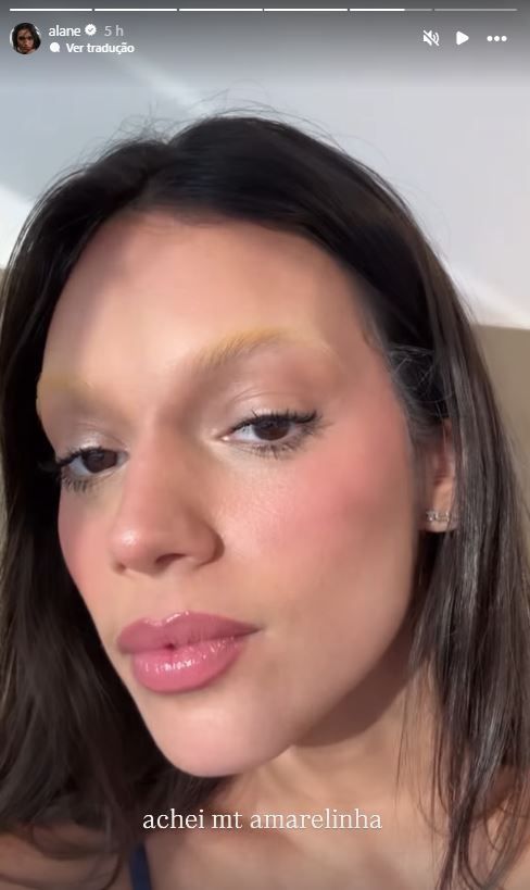 Alande Dias mostrou resultado após descolorir a sobrancelha • Instagram/Alane Dias