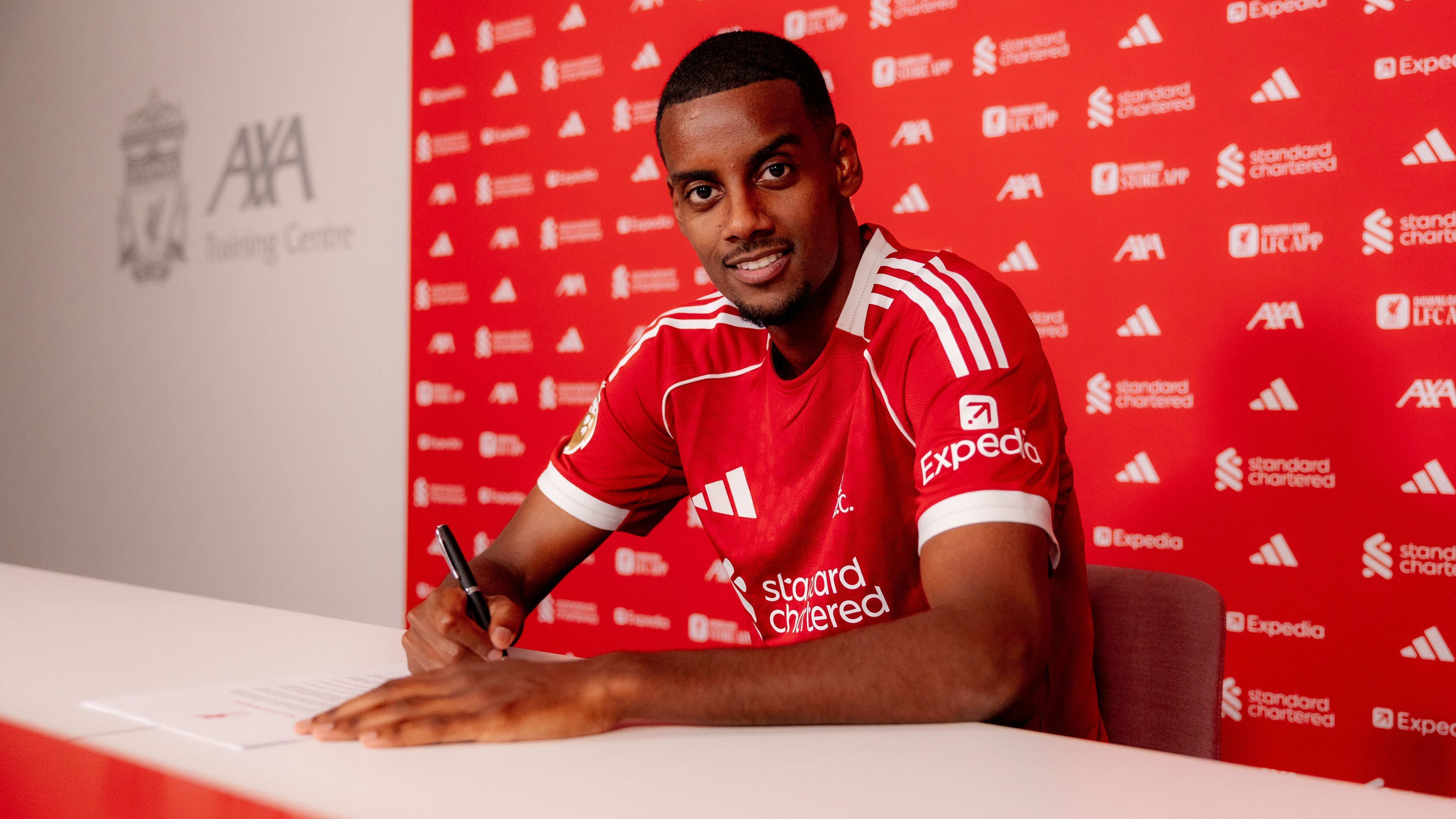 Isak assina contrato com o Liverpool