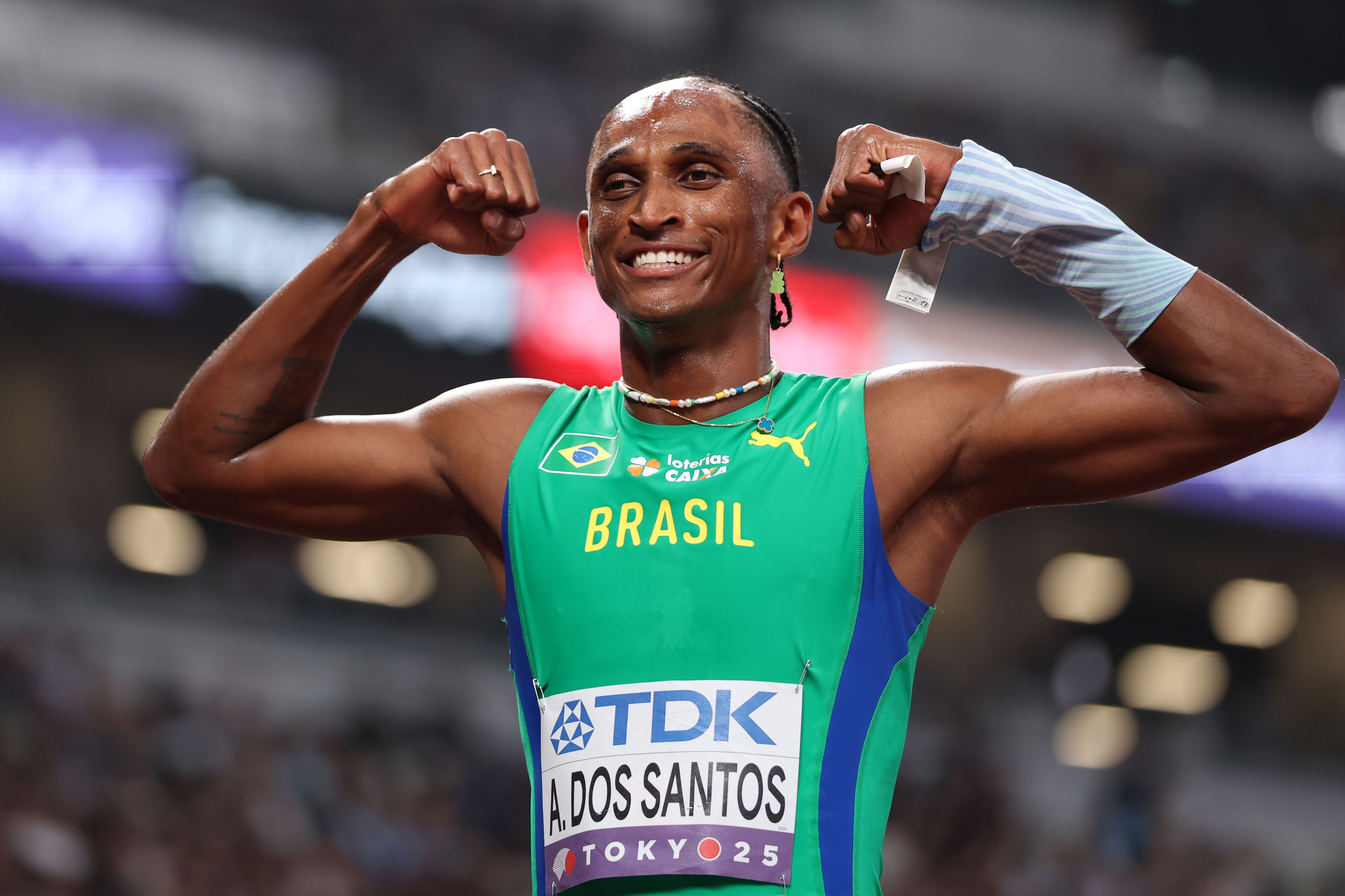Alison dos Santos comemora classificação à final dos 400 metros com barreiras