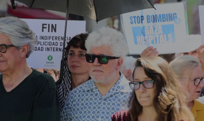 Cineasta Pedro Almodóvar participou de uma manifestação contra mortes em Gaza