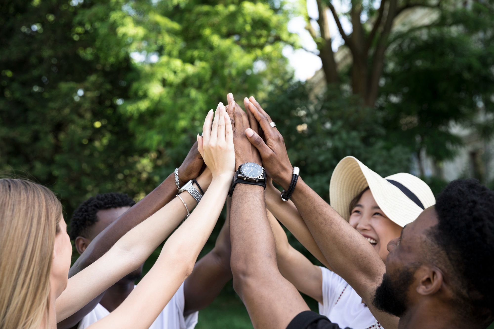 amigos-inter-raciais-torcendo-juntos